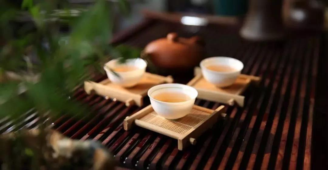 喝杯茶让心静下来享受生活